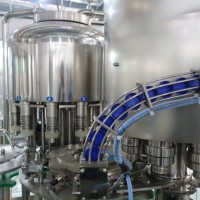 雪碧含氣飲料全自動灌裝機